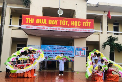 Thi đua lập thành tích chào mừng 41 năm ngày nhà giáo Việt Nam - Trường THCS Kỳ Long