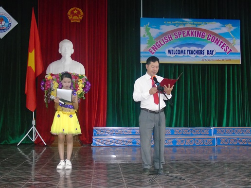 Thầy giáo Phan Văn Tuấn khai mạc hội thi