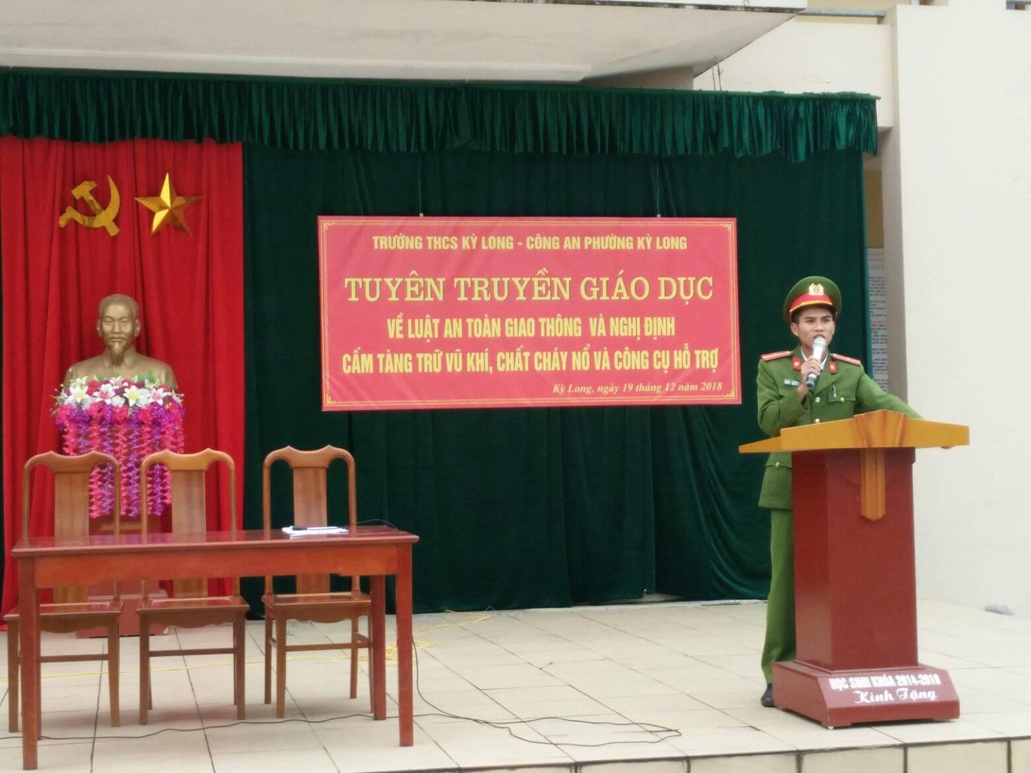 Thiếu úy Lê Văn Vinh nói chuyện với các em học sinh
