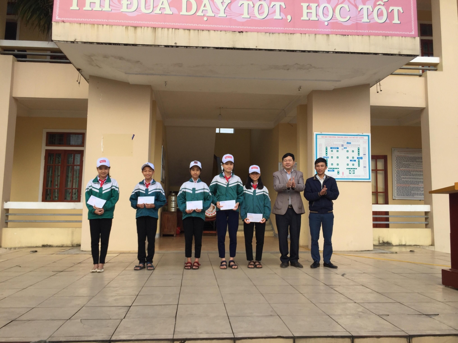 Trong ảnh là ông Lê Thành Trung Phó Chủ tịch Hội Khuyến học phường Kỳ Long trao quả cho các em đạt giải học sinh giỏi tỉnh