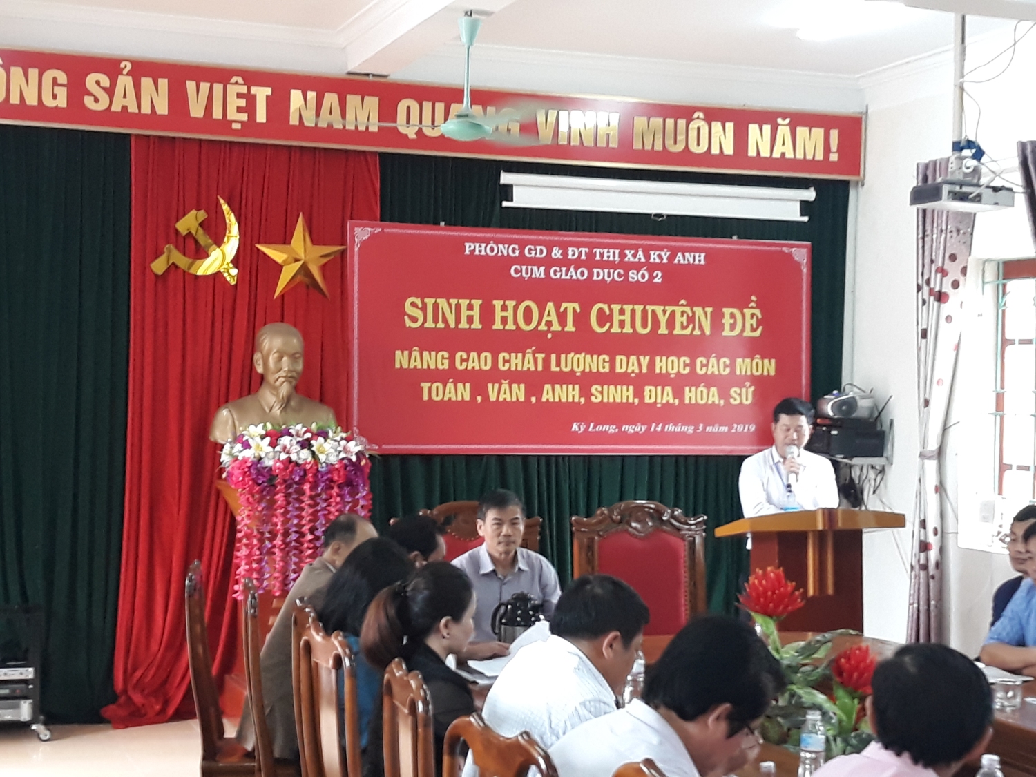 Thầy giáo Phan Văn Tuấn phát biểu khai mạc