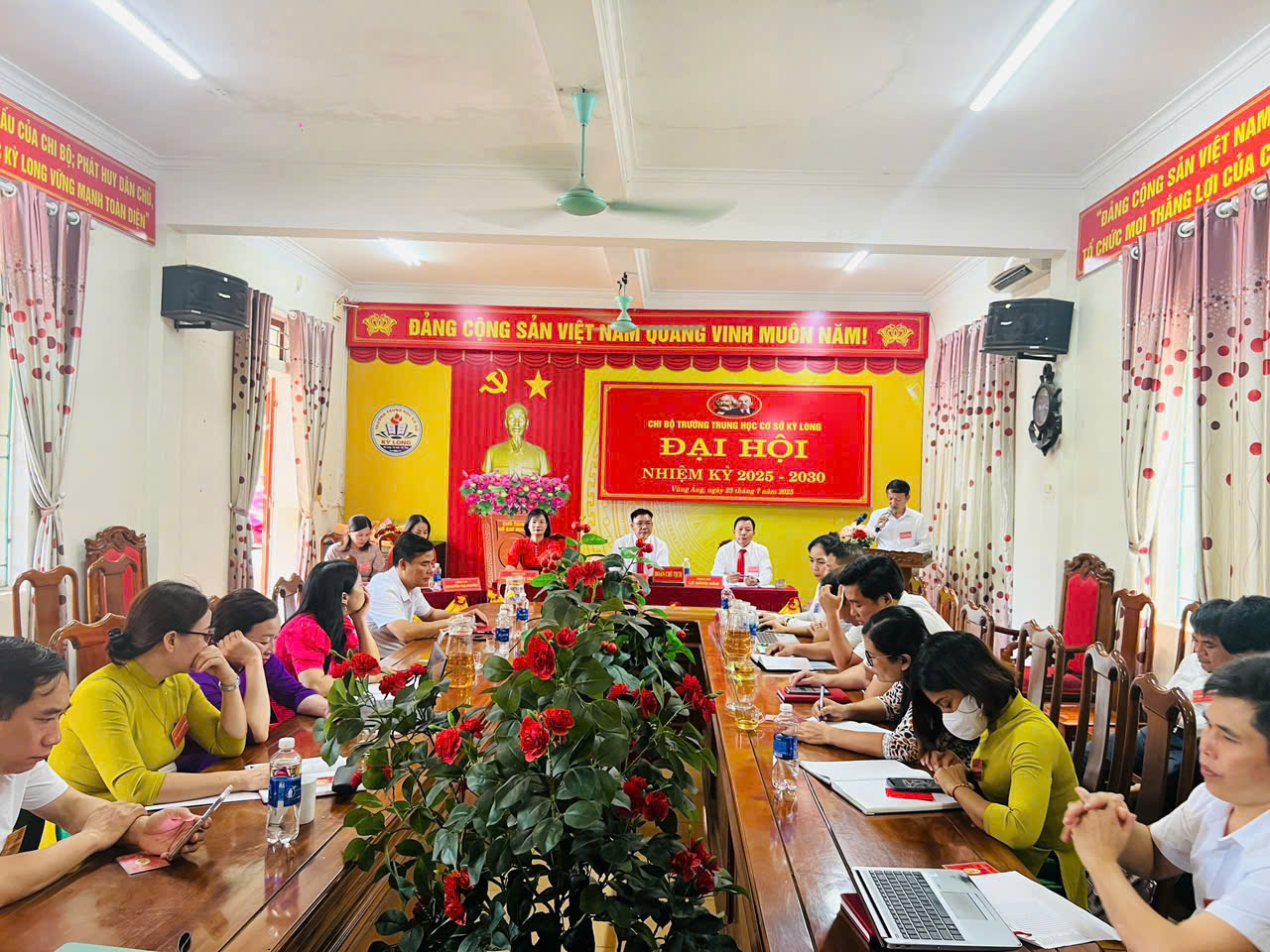 Chi bộ Trường THCS Kỳ Long, tổ chức Đại hội Chi bộ nhiệm kỳ 2025-2030