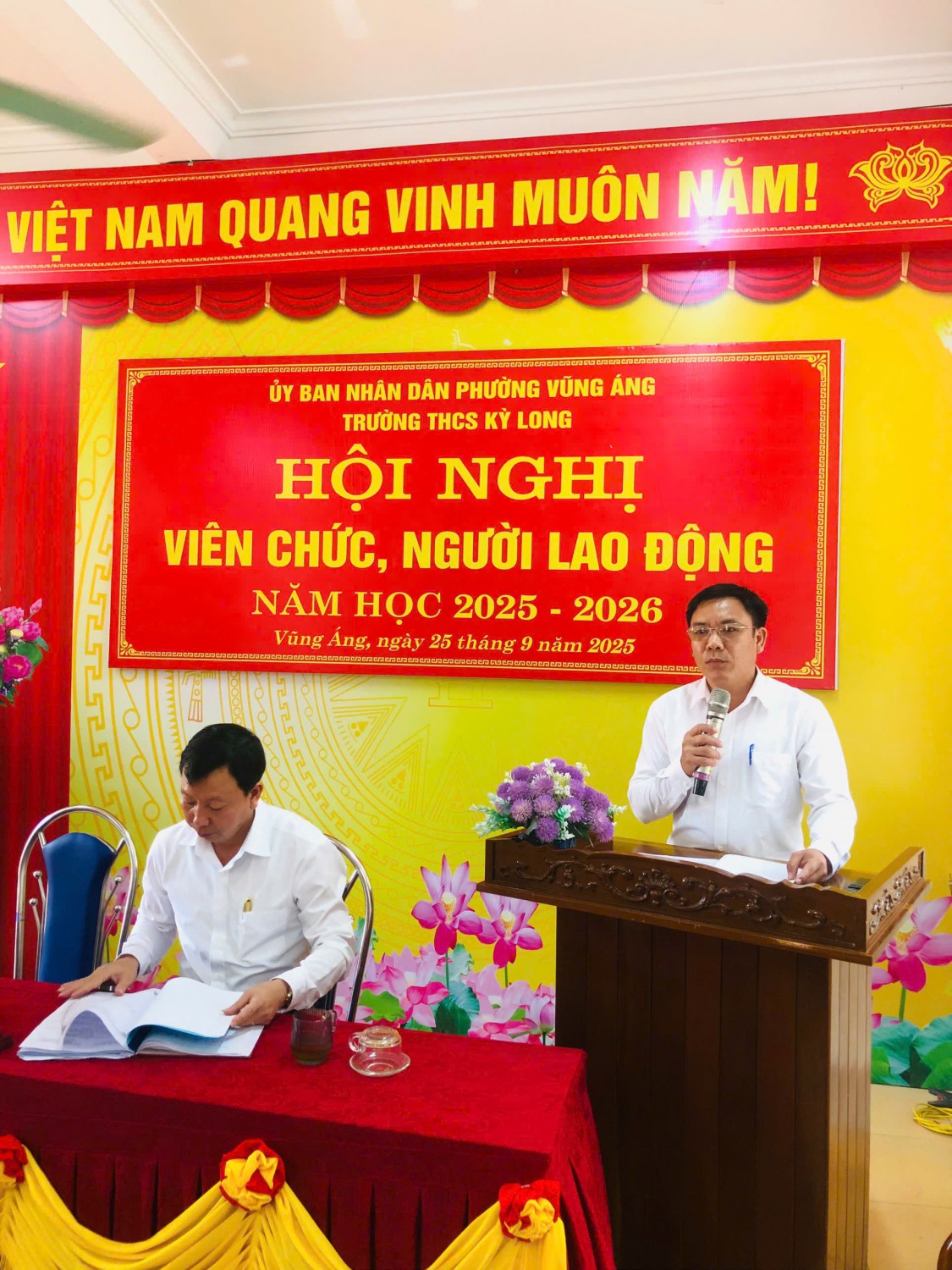 HỘI NGHỊ VIÊN CHƯC - NGƯỜI LAO ĐỘNG NĂM HỌC 2025 - 2026 - TRƯỜNG THCS KỲ LONG.