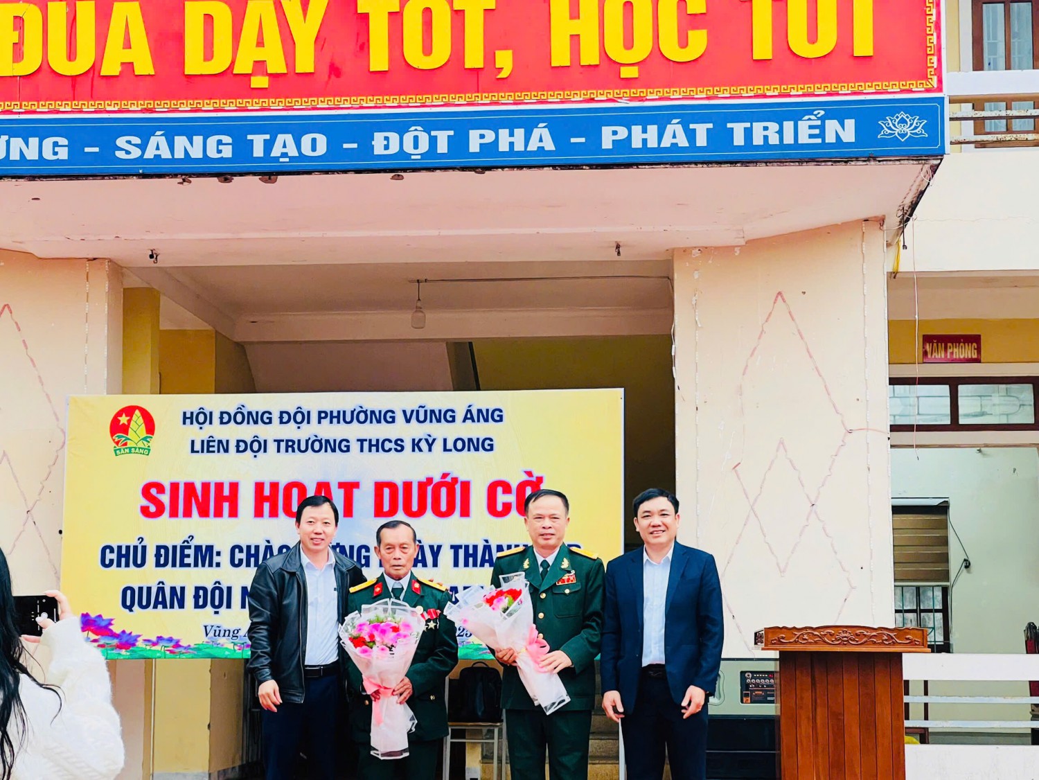 Trường THCS Kỳ Long tổ chức buổi sinh hoạt dưới cờ - Chào mừng ngày thành lập QĐNDVN 22.12.2025.